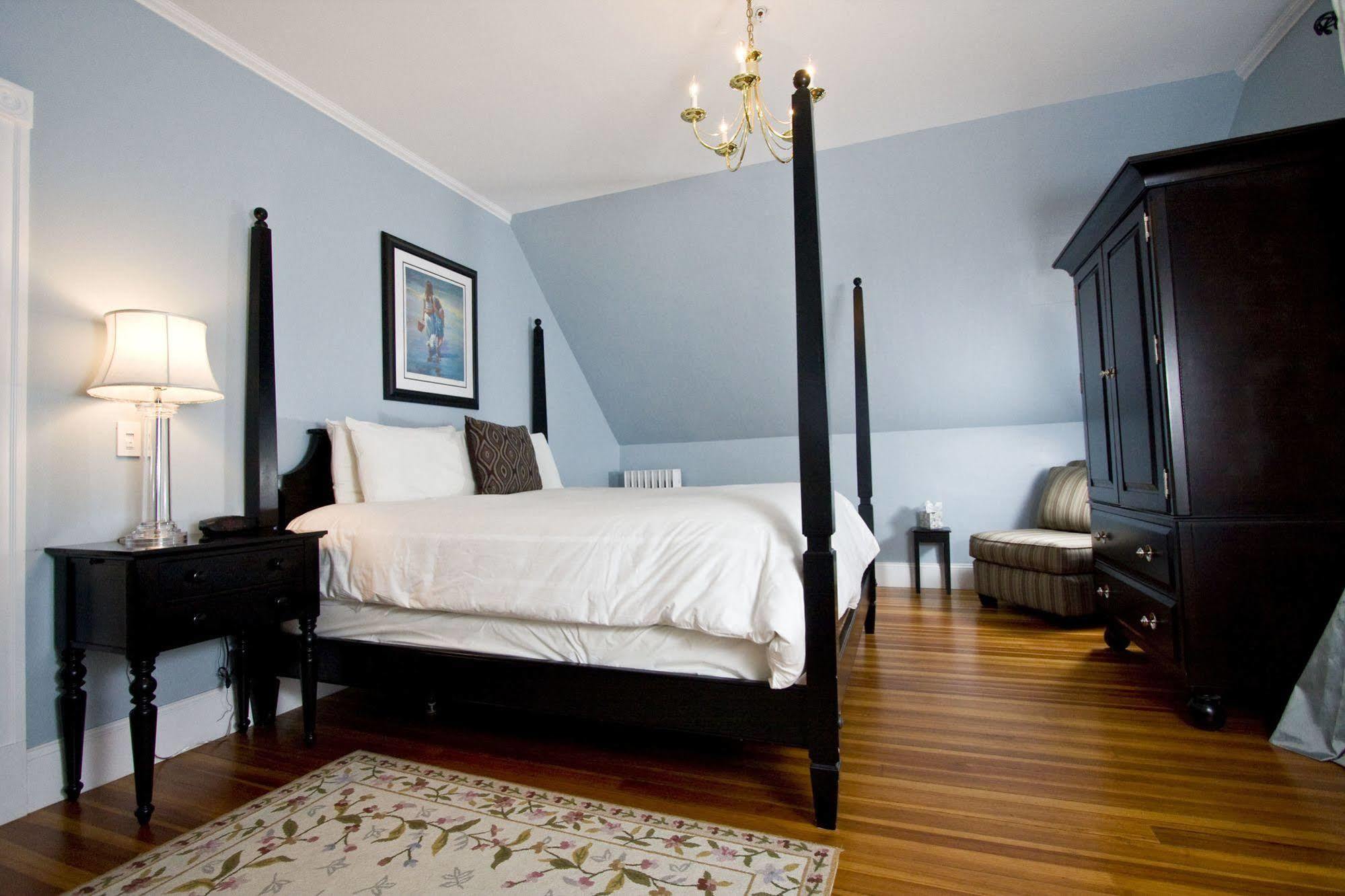 Paws On Pelham (Adults Only) Bed & Breakfast Newport Exterior photo